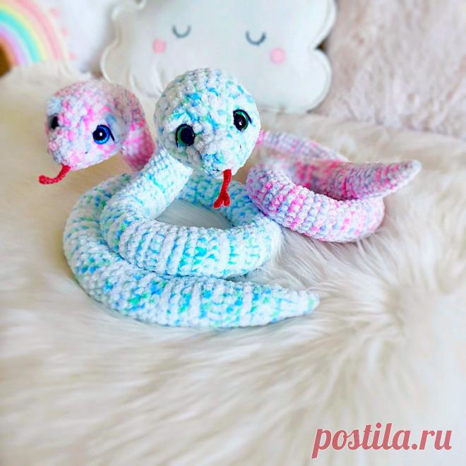 PDF Змеюка крючком. FREE crochet pattern; Аmigurumi toy patterns. Амигуруми схемы и описания на русском. Вязаные игрушки и поделки своими руками #amimore - плюшевая змея, большая змейка из плюшевой пряжи.