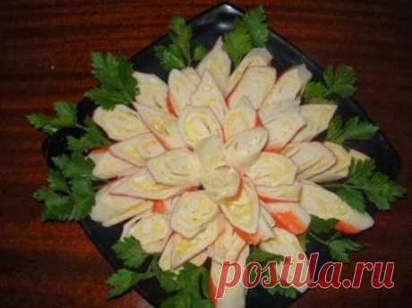 Хризантема из крабовых палочек     :)