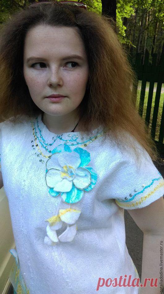 Купить жилет валяный - белый, однотонный, натуральная шерсть, туника, кофточка, жилет, с цветком