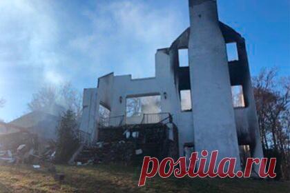 Мужчина решил выкурить змей, сжег дом за миллион долларов и ничего не добился. Житель американского городка Дикерсон, штат Мэрилэнд, попытался выкурить змей из дома, случайно устроил пожар и сжег здание дотла. Однако, как выяснили расследователи, мужчине не удалось достичь цели: хотя несколько рептилий погибли в огне, часть из них, предположительно, выжила.