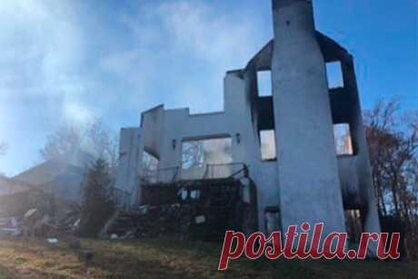 Мужчина решил выкурить змей, сжег дом за миллион долларов и ничего не добился. Житель американского городка Дикерсон, штат Мэрилэнд, попытался выкурить змей из дома, случайно устроил пожар и сжег здание дотла. Однако, как выяснили расследователи, мужчине не удалось достичь цели: хотя несколько рептилий погибли в огне, часть из них, предположительно, выжила.