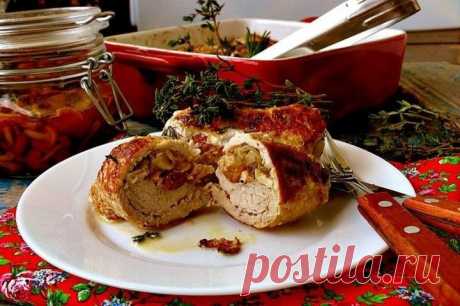 Крученики с опятами Ингредиенты:Свинина (биточное мясо) &mdash; 800 гЛук &mdash; 1-2 шт.Филе куриное запеченное &mdash; 100 гОпята маринованные &mdash; 150 гСливки молочные &mdash; 500 млТимьян &mdash; 1-2 веточкиРозмарин &mdash; 1-2 веточкиСоль &mdash; по вкусуПерец черный &mdash; по вкусуТмин &mdash; по...