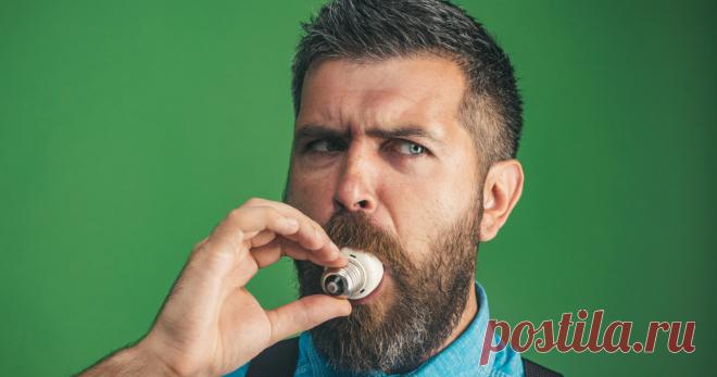 «Не от большого ума»: три способа извлечь лампочку изо рта Современный интернет, в частности YouTube, полон горе-экспериментаторов, которые решают засунуть себе в рот лампочку, чтобы затем попытаться ее достать. В абсолютном большинстве случаев выходки такого рода заканчиваются крайне плохо для экспериментатора. Поэтому лучшее, что можно сделать – это не глотать лампочки в принципе.