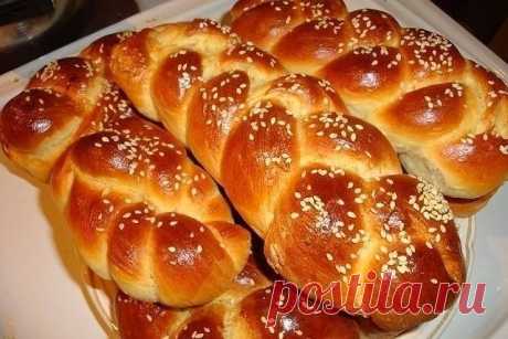 Очень вкусное тесто на булочки, пироги и прочую сдобу . 
4-5 яиц + 1,5 ст. сахар + 2-3 маленьких пакетика ванили + 1 ч.л. соли - всё взбить. 
100 гр. растопленного маргарина 
0,5 л. подогретого молока 
2-3 ст.л. подсолнечного масла ( без запаха) 
3 маленьких пакетика сухих дрожжей 
примерно 1,5 кг муки - всё смешать. 
Дать 2 раза подойти, а потом надежда на вашу фантазию.