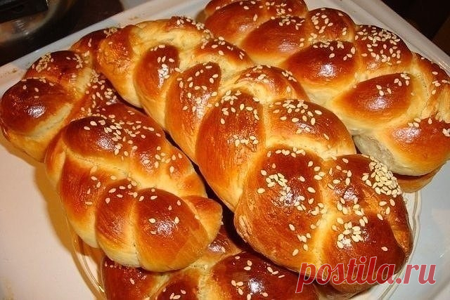 Очень вкусное тесто на булочки, пироги и прочую сдобу . 
4-5 яиц + 1,5 ст. сахар + 2-3 маленьких пакетика ванили + 1 ч.л. соли - всё взбить. 
100 гр. растопленного маргарина 
0,5 л. подогретого молока 
2-3 ст.л. подсолнечного масла ( без запаха) 
3 маленьких пакетика сухих дрожжей 
примерно 1,5 кг муки - всё смешать. 
Дать 2 раза подойти, а потом надежда на вашу фантазию.