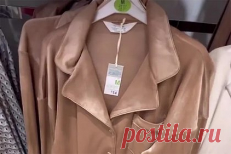 Пижамы популярного бренда оказались опасными для здоровья. Блогерша Джина (фамилия не раскрывается), более известная в соцсетях по никнейму @rxpple_, рассказала об опасности популярных пижам для здоровья. Речь идет об изделиях британского бренда Primark. По словам девушки, многие инфлюэнсеры сравнивали пижамы Soft Touch Print Boyfriend Pyjama с моделями марки Skims.