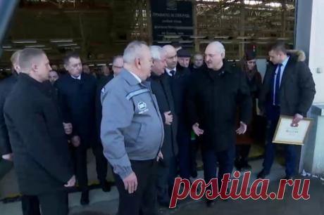 Лукашенко рассказал о травме, полученной во время колки дров. Из-за этого президенту пришлось отказаться от участия в хоккейном матче.