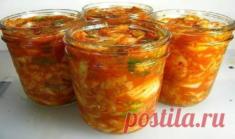 Салат с кабачками «Тёщин язык» Для приготовления понадобится: кабачки 2 кг (очищенные от семян и кожуры) помидоры- 1 кг болгарский перец-3-4 шт чеснок - 2 головки острый перец - 1 стручок растительное масло - 1 стакан соль- 2-3 стол ложки