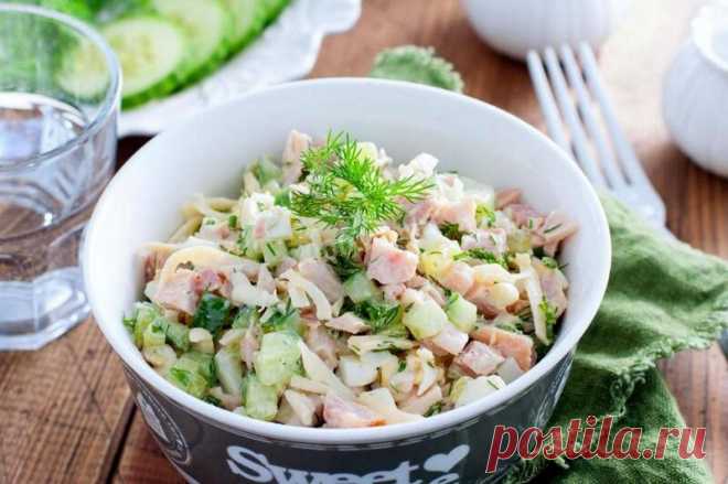 Салат с копченой курицей и свежим огурцом за (20) минут Вкусный салат с копченой курицей и свежим огурцом. Свежий огурец добавляет салату сочности, а копченая курица - пикантную нотку.