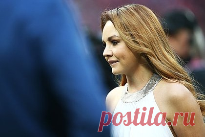 Представитель МакSим объяснила срыв концерта певицы в Сочи. Представитель российской певицы МакSим (настоящее имя — Марина Абросимова) Яна Богушевская объяснила срыв концерта певицы на курорте «Роза Хутор» в Сочи. Отмечается, что артистке стало резко плохо во время выступления. Звезда с трудом произносила слова песни, и спешно покинула сцену, пишет издание.