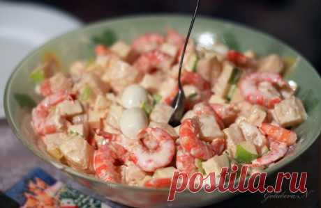 Салат с креветками, ананасом и яблоком