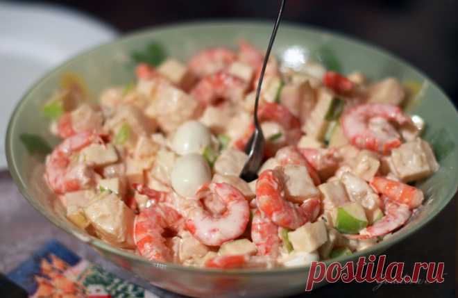 Салат с креветками, ананасом и яблоком
