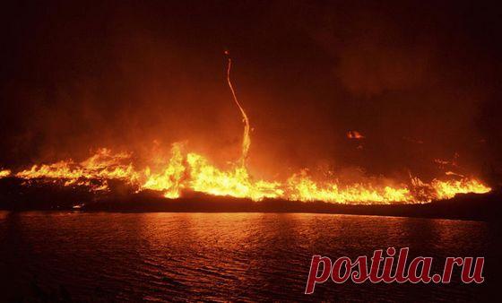 Одним из самых необычных и, вместе с тем, смертоносным явлением является огненный смерч. Это процесс в атмосфере, когда несколько разрозненных очагов возгорания объединяются в один мощный смерч. При этом, воздушные массы над смерчем нагреваются и становятся менее плотными, что позволяет огненной стихии подниматься вверх, сжигая все на своем пути.

Подробнее: http://www.uznayvse.ru/interesting-facts/samyie-neobyichnyie-i-redkie-prirodnyie-yavleniya.html