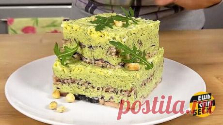 Праздничный салат с горбушей, яйцами и сыром