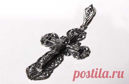 Почему чернеет серебряный крестик на теле Мужчины и женщины, которые часто носят украшения из драгоценных металлов, могут задаваться вопросами о том, почему чернеет крестик из серебра на теле. Это явление каждый объясняет по-своему. Пришло вр…