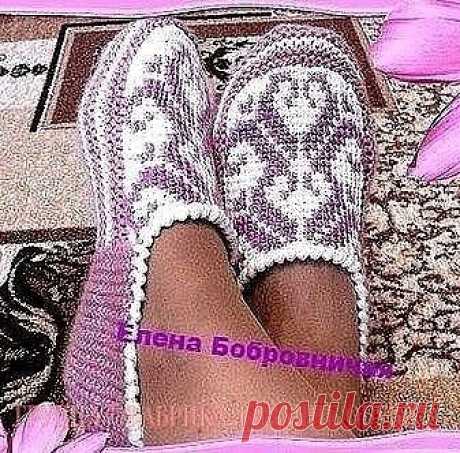 Тапочки спицами и тунисским крючком от Елены Бобровничей. Тапочки спицами и тунисским крючком от Елены Бобровничей.

Верхняя часть тапочек у меня связана орнаментом тунисским вязанием. Вяжем прямоугольник, со стороны мыска слегка закругляем. Дальше будем вязать спицами. Набираем через край петли: 25+14+25. Вяжем на трёх сторонах прямоугольника 18 рядов платочной вязкой. Отмечаем средние 12 петель и будем вывязывать укороченными рядами мысок, как пятку, до тех пор пока не з...
