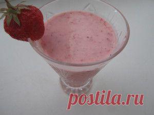 КЛУБНИЧНЫЙ СМУЗИ | КУЛИНАРНЫЙ ЭДЕМ У СЕБЯ ДОМА
Единого рецепта, как приготовить смузи, нет.  Вы можете даже придумать свой уникальный рецепт.
Смузи готовят из мякоти ягод и фруктов, молока/йогурта/кефира, колотого льда – по желанию. Единственным условием замены молока кисломолочными продуктами – они должны быть натуральными, безо всяких подсластителей.
А вот мякоть ягод или фруктов можно заменить соком.