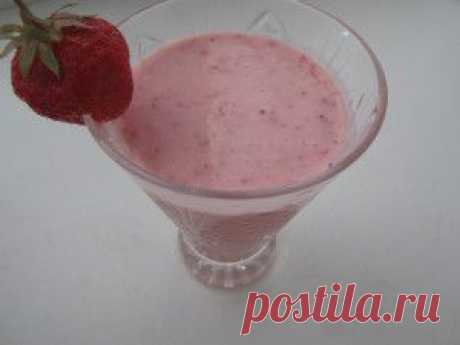 КЛУБНИЧНЫЙ СМУЗИ | КУЛИНАРНЫЙ ЭДЕМ У СЕБЯ ДОМА
Единого рецепта, как приготовить смузи, нет.  Вы можете даже придумать свой уникальный рецепт.
Смузи готовят из мякоти ягод и фруктов, молока/йогурта/кефира, колотого льда – по желанию. Единственным условием замены молока кисломолочными продуктами – они должны быть натуральными, безо всяких подсластителей.
А вот мякоть ягод или фруктов можно заменить соком.