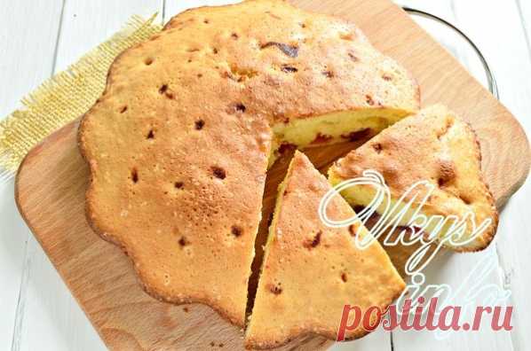 Бисквитный пирог с замороженной вишней