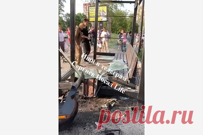 Спорткар влетел в автобусную остановку в российском городе