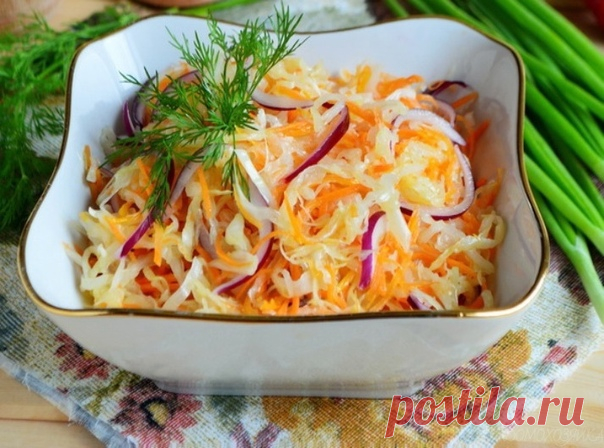 Квашеная капуста «Суточная» (квашу в обычной кастрюле, и не надо никаких банок и бочек)Ингредиенты:- 1 кочан капусты на 1,5-2 кг;- 2 морковки;- 1 л воды;- 200 мл растительного масла;- 160 мл уксуса 9%;- 3 ч.л. сахара;- 3 ч.л. соли;- 7 горошин черного перца.Процесс приготовления:1. Морковь и капусту измельчаем тонкой длинной соломкой. Морковку можно натереть на обычной или «корейской» терке, капусту нашинко...