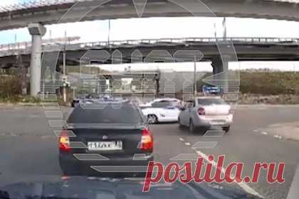 ДТП с перевернувшейся полицейской машиной в Москве попало на видео. ДТП на Каширском шоссе в Москве с участием «Лады-Гранты» и полицейской машины попало на видео. Полицейские, включив проблесковые маячки и специальный звуковой сигнал, медленно пересекают перекресток перед стоящим на светофоре автомобилем. Внезапно им в бок влетает «Лада-Гранта».