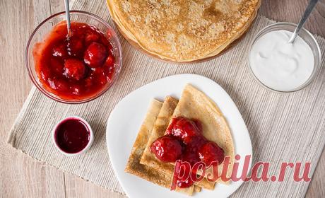 Тонкие блины на молоке пошаговый рецепт с фото Традиционные русские блины пеклись из густого дрожжевого теста и были довольно толстые. Тонкие же блины пришли к нам из Франции, и стали называться блинчиками, они могут быть как с начинкой, так и без неё, ведь только в тонкий блинчик вы сможете завернуть начинку. Блины бывают дрожжевые и бездрожжевые, мы будем готовить простые бездрожжевые блины на молоке.