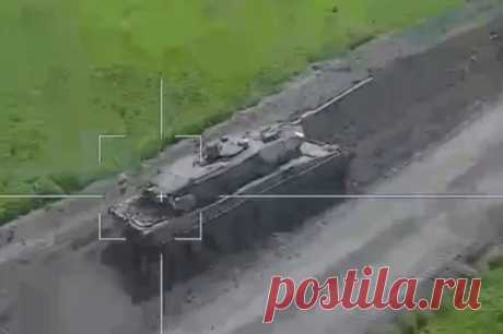 МО РФ показало кадры уничтожения танка Leopard ВСУ на купянском направлении. Боевую машину поразили прямым попаданием из ПТРК.