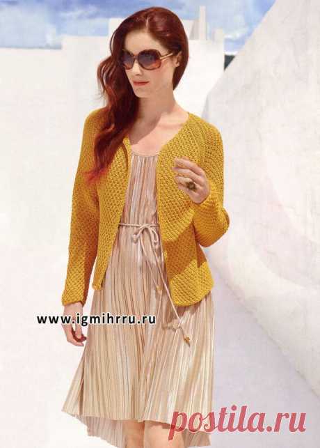 Золотисто-желтый жакет с крупным жемчужным узором. Спицы