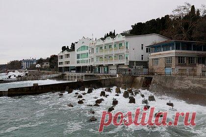 Экс-главком НАТО допустил возможность отказа Украины от притязаний на Крым. Бывший главнокомандующий силами НАТО в Европе Джеймс Ставридис допустил возможность отказа Украины от притязаний на Крым, а также ряда других российских регионов в обмен на согласие Москвы допустить принятие Киева в Евросоюз и НАТО. Он подчеркнул, что соответствующее решение должны принимать Украина и Россия.