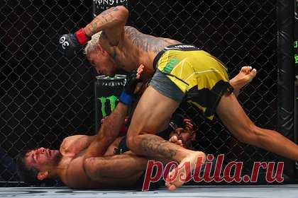 Оливейра одержал досрочную победу на турнире UFC. Бывший чемпион Абсолютного бойцовского чемпионата (UFC) бразилец Чарльз Оливейра победил американца Бенеила Дариуша. Встреча прошла на турнире UFC 289 в Ванкувере (Канада). Бразилец одержал досрочную победу техническим нокаутом в первом раунде.