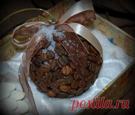 Елочный шар из кофейных зерен
Источник: https://mixshowroom.ru/no/kak-sdelat-novogodnii-shar-iz-provoloki-aromatnyi-novogodnii-shar-kak.html