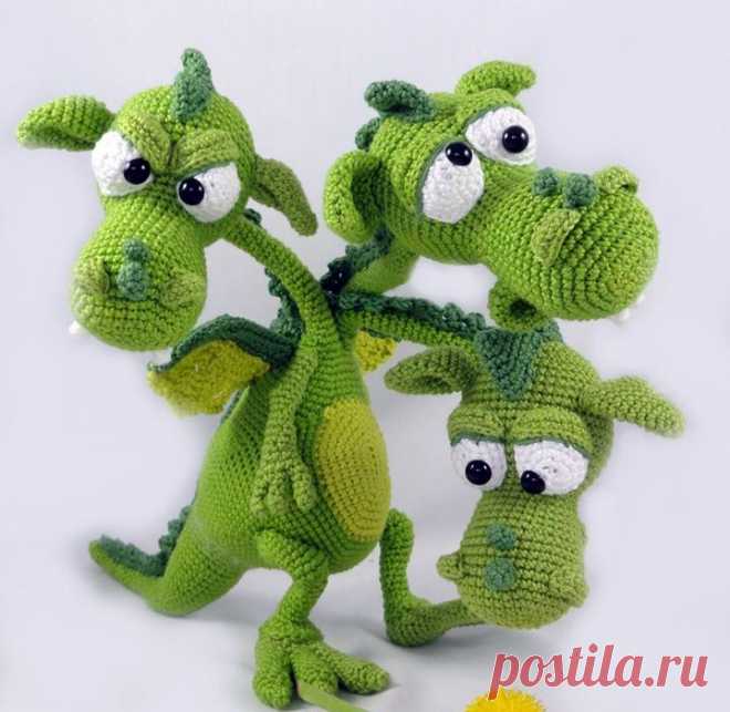 Трёхглавый дракон Перевод трёхглавого дракона автора IlDikko по вязанию крючком в технике амигуруми. Размер готовой игрушки около 40 см. Автор использует полухлопковую пряжу.PDF схема перевод (мастер-класс) вязаной игрушки трёхглавый драконИсточник: @IlDikkoДля навигации используйте колёсико на мышке или полосу прокрутки, расположенную справа. Если вы используете мобильное устройство для удобства чтения файла нажмите на кнопочку :﻿