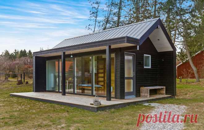 Маленькая дача 24 м²: скромный скандинавский интерьер, панорамные окна, спальня на антресоли Жители скандинавских стран любят комфорт, но при этом не готовы тратить на него безумные деньги. Именно поэтому, финские, норвежские, шведские и датские дома компактны и тщательно продуманы. Пространство даже в очень маленьких скандинавских коттеджах используется крайне рационально. Интерьеры лаконичны, но при этом всегда приятны глазу и комфортны