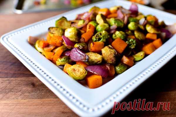 Запеченная брюссельская капуста с тыквой и луком
Вкуснейшие запеченные брюссельская капуста, тыква и репчатый красный лук.