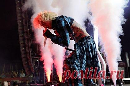 Machine Gun Kelly ударил фаната по лицу по его просьбе. Американский рэп-исполнитель Колсон Бэйкер, наиболее известный под псевдонимом Machine Gun Kelly, ударил поклонника по лицу во время концерта. На опубликованном ролике видно, как артист изучает плакат фаната, надпись на котором гласит о просьбе ударить зрителя, после чего слегка шлепает поклонника по лицу.