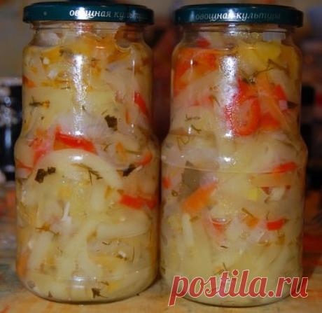 Салат из кабачков со сладким перцем.

1 кг кабачков
350г лука
350 г перца сладкого(лучше цветного-красивее получается)
сахар 125-150 г
соль 30 г
уксус 40 мл +вода 40 мл ( вполне достаточно 30 мл и воду добавлять не обязательно, достаточно сока от овощей)
раст.масло 150 мл
овощи нарезать произвольно ( я крупной соломкой на терке нашинковала),добавить соль, сахар, уксус , варить 30 мин, затем немного зелени (петрушка , укроп), 30 г нарезанного пластинками чеснока, 1 лавр. ли...