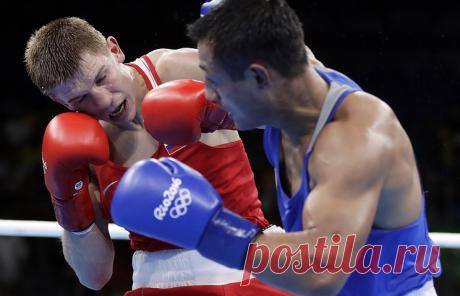Виталий Дунайцев (в красном) и Хабзлиддин Гаибназаров (в синем). © AP Photo/Frank Franklin II. 
РИО-ДЕ-ЖАНЕЙРО, 19 августа. /ТАСС/. Российский боксер Виталий Дунайцев завоевал бронзовую медаль Олимпийских игр в весовой категории до 64 кг. 
В полуфинале россиянин уступил Хабзлиддину Гаибназарову из Узбекистана со счетом 1:2. Подробнее на ТАСС: https://tass.ru/sport/3552537  |  ТАСС: Спорт - Боксер Виталий Дунайцев завоевал бронзу Олимпийских игр в весе до 64 кг