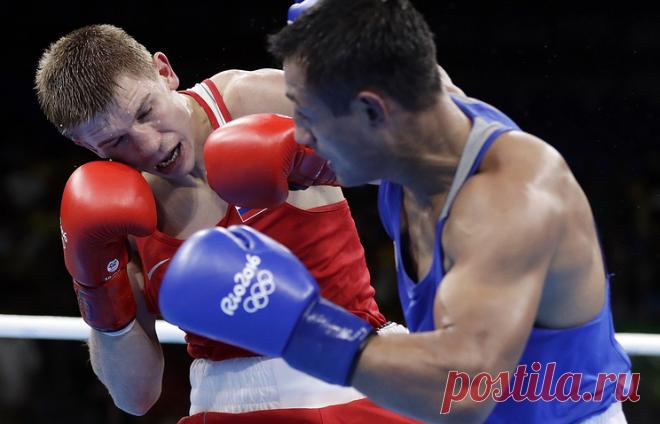 Виталий Дунайцев (в красном) и Хабзлиддин Гаибназаров (в синем). © AP Photo/Frank Franklin II. 
РИО-ДЕ-ЖАНЕЙРО, 19 августа. /ТАСС/. Российский боксер Виталий Дунайцев завоевал бронзовую медаль Олимпийских игр в весовой категории до 64 кг. 
В полуфинале россиянин уступил Хабзлиддину Гаибназарову из Узбекистана со счетом 1:2. Подробнее на ТАСС: http://tass.ru/sport/3552537  |  ТАСС: Спорт - Боксер Виталий Дунайцев завоевал бронзу Олимпийских игр в весе до 64 кг