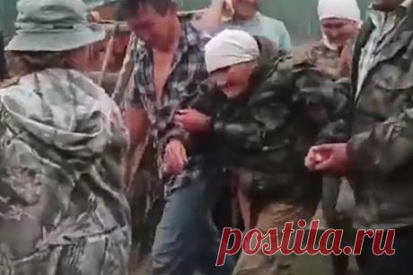 80-летняя россиянка двое суток блуждала в горящих лесах Якутии и выжила. 80-летняя жительница Якутии провела двое суток в горящих лесах региона и выжила. Видео ее спасения публикует Baza в своем Telegram-канале. На кадрах видно, как группа людей выводит пожилую россиянку из автомобиля. Женщина с трудом передвигается, ей аплодируют. Жительница Якутии ушла из дома 19 июля.