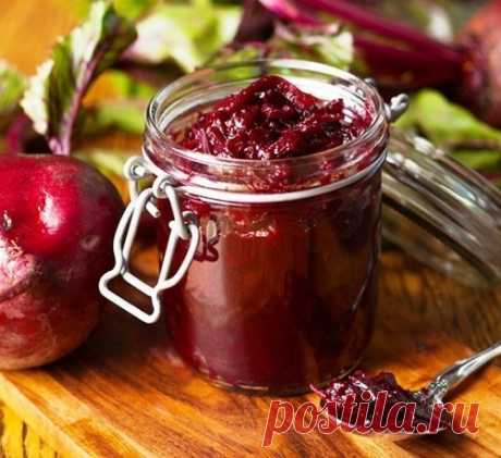Свекольная икра, остренькая и сочная.