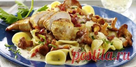 Паста с лисичками, беконом и куриным филе в сливочном соусе