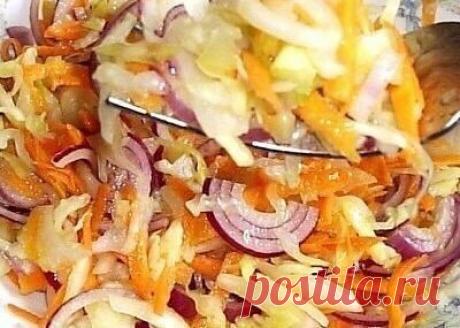 Вкусная капустка за сутки 

Несколько лет назад коллега по работе принесла нам баночку этой капустки. Сказать,что она улетучилась со стола моментально - это ни чего не сказать! На столько она вкусная...что все кто ее отведал, в один голос выпытывали рецепт! Самое главное - как были все удивлены. Когда узнали... что эта капустка необычайно-вкуснейшая. Готовится - ВСЕГО СУТКИ! 

На этот раз, для демонстрации рецепта, я приготовила 1 л баночку! Итак приступим. 

Нарезать капу...