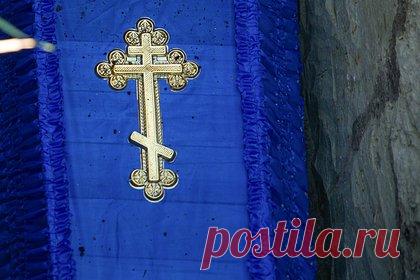 Россиянка вскрыла гроб погибшего на СВО сына из-за сомнений в причине его смерти. Жительница Волгограда вскрыла цинковый гроб погибшего на СВО сына из-за сомнений в причине его смерти и увидела следы побоев. Родных также смутили расхождения в документах о смерти мужчины. В выданной им справке было указано, что мужчина погиб, а в документах из военкомата — совершил суицид.