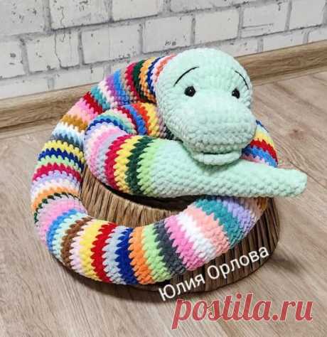 Схема вязания радужного удава из плюшевой пряжи крючком. Автор - Юлия Орлова