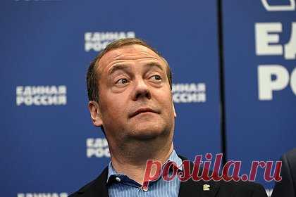 Медведев отреагировал на объявление в розыск на Украине. Объявление заместителя председателя Совета безопасности России Дмитрия Медведева в розыск Службой безопасности Украины связано с тем, что политикам в Киеве «понадобилась консультация о трепанации черепа». Об этом заявил помощник политика Олег Осипова, отвечая на вопрос о его реакции на это событие.