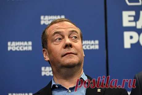 Медведев отреагировал на объявление в розыск на Украине. Объявление заместителя председателя Совета безопасности России Дмитрия Медведева в розыск Службой безопасности Украины связано с тем, что политикам в Киеве «понадобилась консультация о трепанации черепа». Об этом заявил помощник политика Олег Осипова, отвечая на вопрос о его реакции на это событие.
