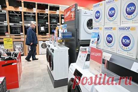 Ретейлеры и маркетплейсы отреагировали на сообщения о росте цен на технику. Существенных изменений в работе торговых сетей на фоне роста курса валют в России не произошло, заявил председатель президиума Ассоциации компаний розничной торговли (АКОРТ) Игорь Караваев. Он отметил, что запасы товара и налаженный импорт позволяют обеспечить широкий выбор товара по привлекательным ценам.