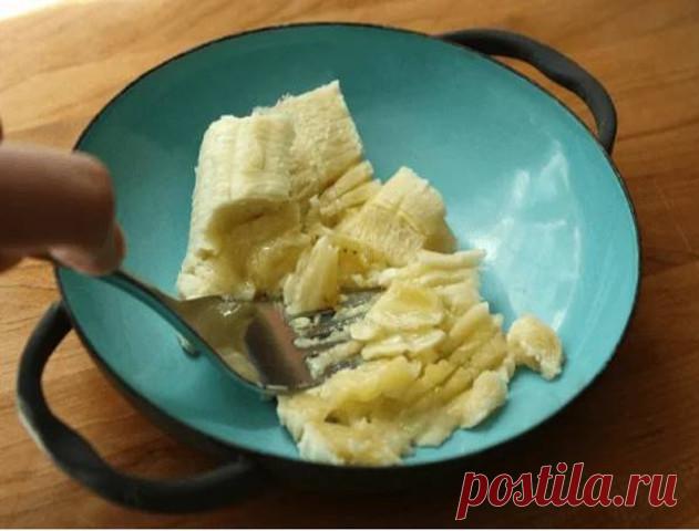 Вы не кашлянете ни разу за всю зиму! Измельчите банан и добавьте вот эти два простых компонента

Вместо того, чтобы выбрасывать деньги на таблетки медицинской мафии, которые имеют побочные эффекты попробуйте это натуральное и эффективное средство. Вы избавитесь от кашля окончательно и даже обогатите Ваше тело витаминами.

Смотрите ниже, как просто приготовить это натуральное средство!

Ингредиенты:

Два спелых банана
Два столовые ложки меда
400 мл воды

Приготовление:

• Н...