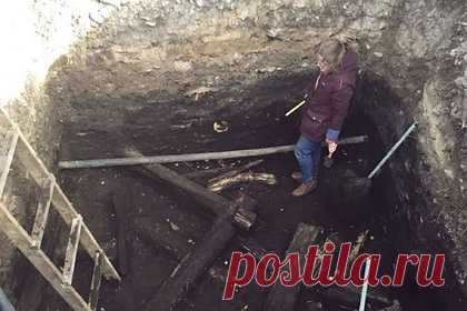 Археологи нашли деревянные конструкции XV века в Пскове. Специалисты обнаружили деревянные конструкции XV века в центре Пскова во время раскопок. Известно, что ученые устроили раскопки возле бывшего кинотеатра «Октябрь». Согласно информации под публикацией, они углубились на три метра от уровня дневной поверхности. На данный момент работы продолжаются.